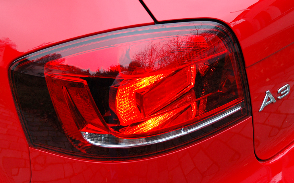 Audi A3 Diesel: Moderne Leuchteinheit hinten mit Modellschriftzug. 