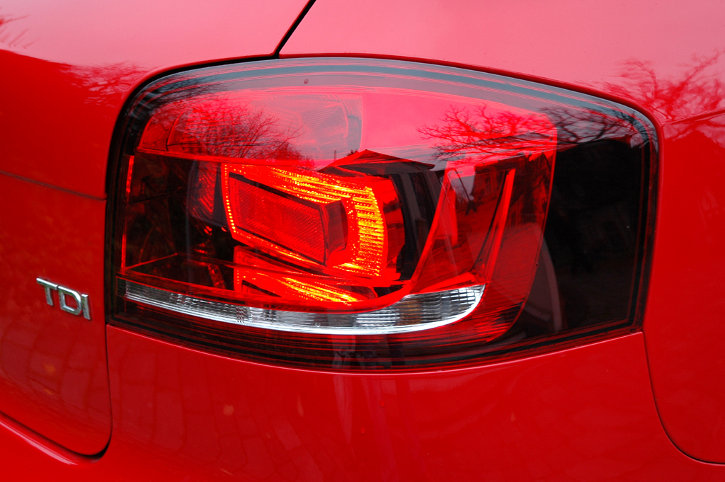 Audi A3 Diesel: Moderne Leuchteinheit hinten mit Motorisierungsschriftzug. 