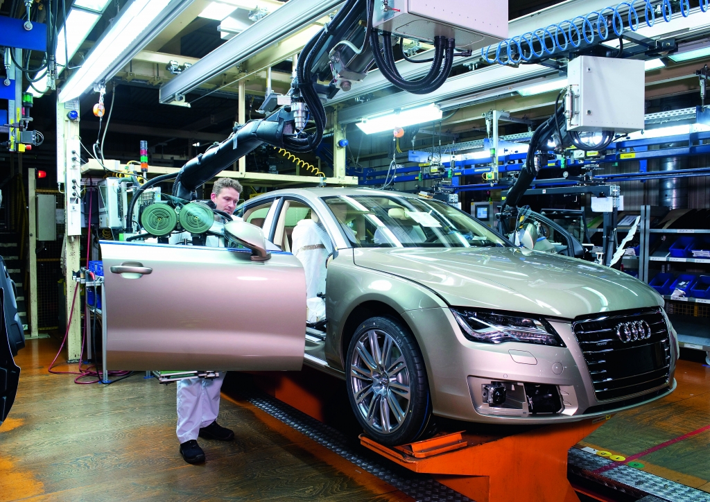 Audi A7 Sportback: Vom weißen Blatt zum Sprühbild auf der Riesenleinwand