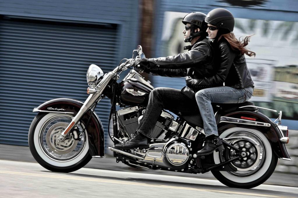 Auf den klassischen Auftritt mit nostalgischem Flair setzt die Softail Deluxe. 