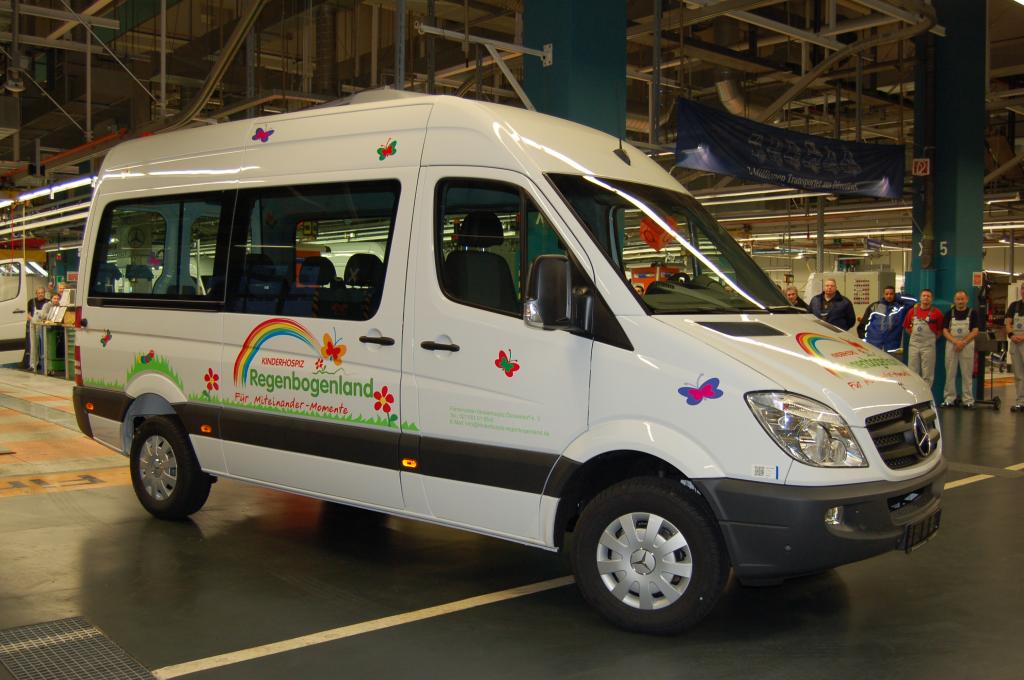 Auszubildende aus dem Mercdes-Benz Werk Düsseldorf haben den Sprinter für das Kinderhospiz gestaltet und bunt beklebt.