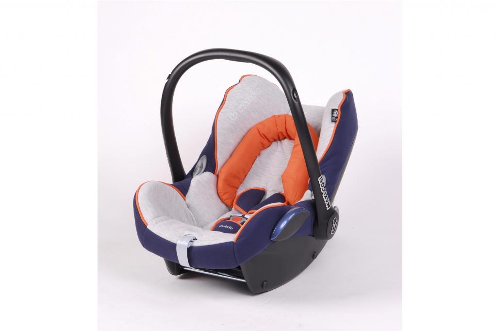 Babyschalen dürfen nur bei deaktiviertem Airbag auf dem Beifahrersitz befördert werden