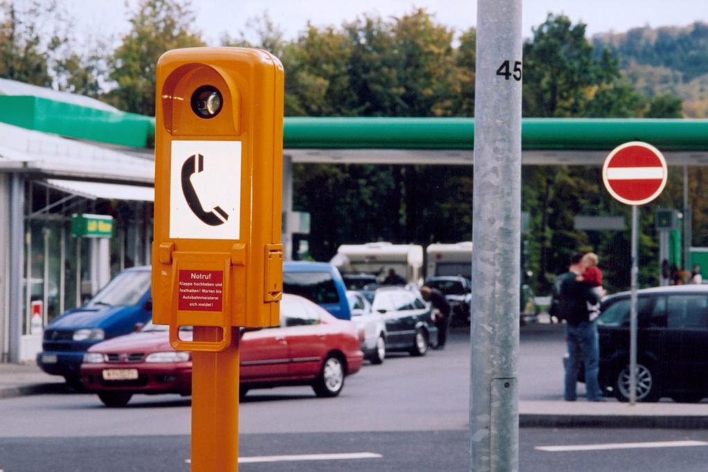 Bei medizinischen Notfällen auch Notrufsäule nutzen 