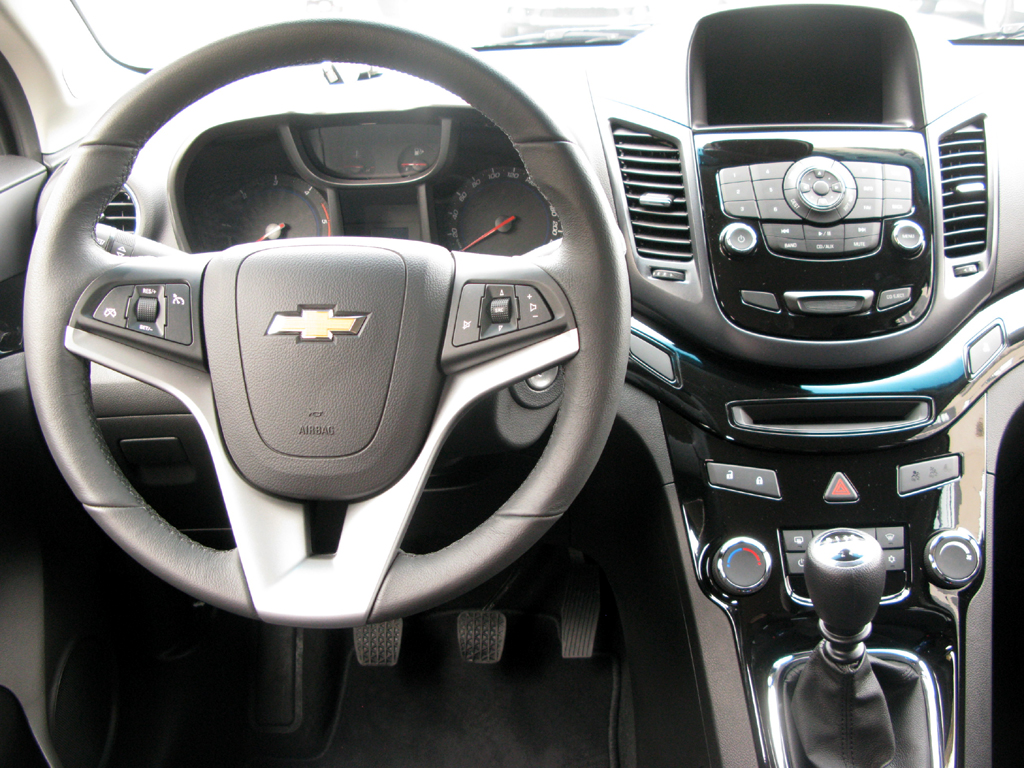 Chevrolet Orlando: Blick auf den Arbeitsplatz des Fahrers. 