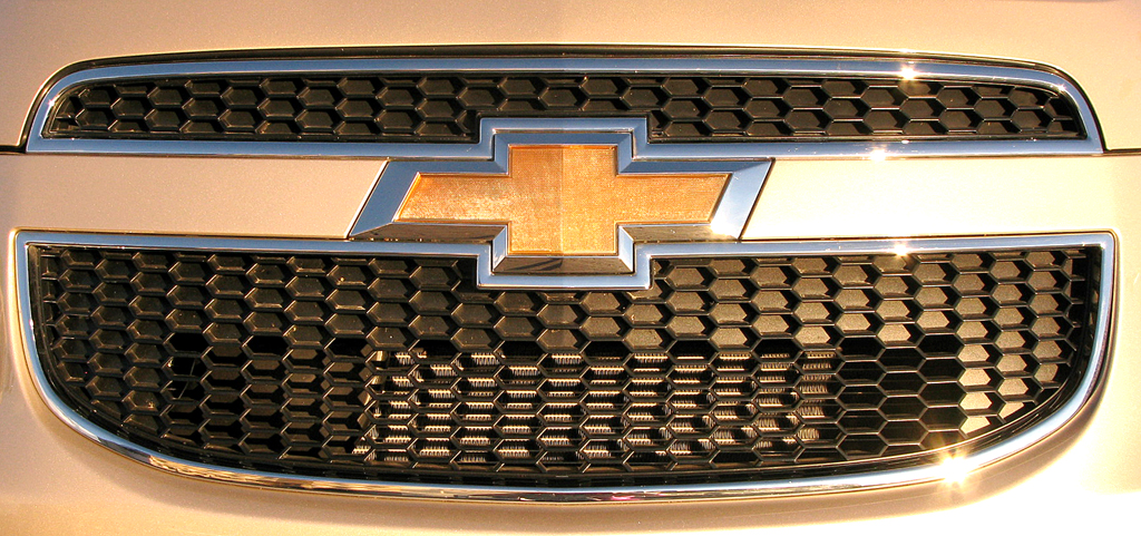 Chevrolet Orlando: Das Markenlogo sitzt im wuchtig wirkenden Kühlergrill. 