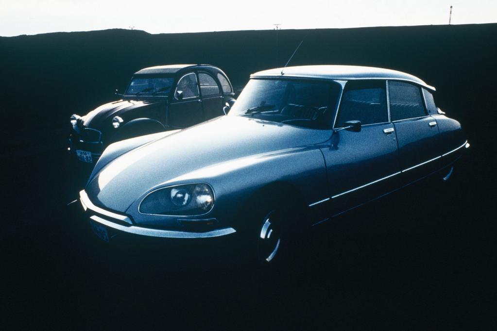 Citroën-Klassiker unter sich: DS und 2CV. 