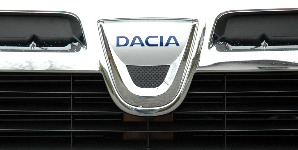 Dacia Duster: Das Markenlogo sitzt im Kühlergrill vorn. 