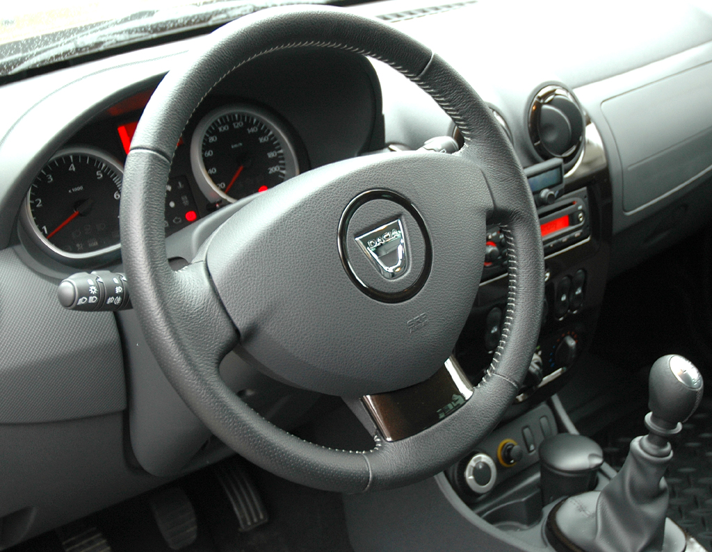 Dacia Duster: Der Arbeitsplatz des Fahrers ist übersichtlich gestaltet. 