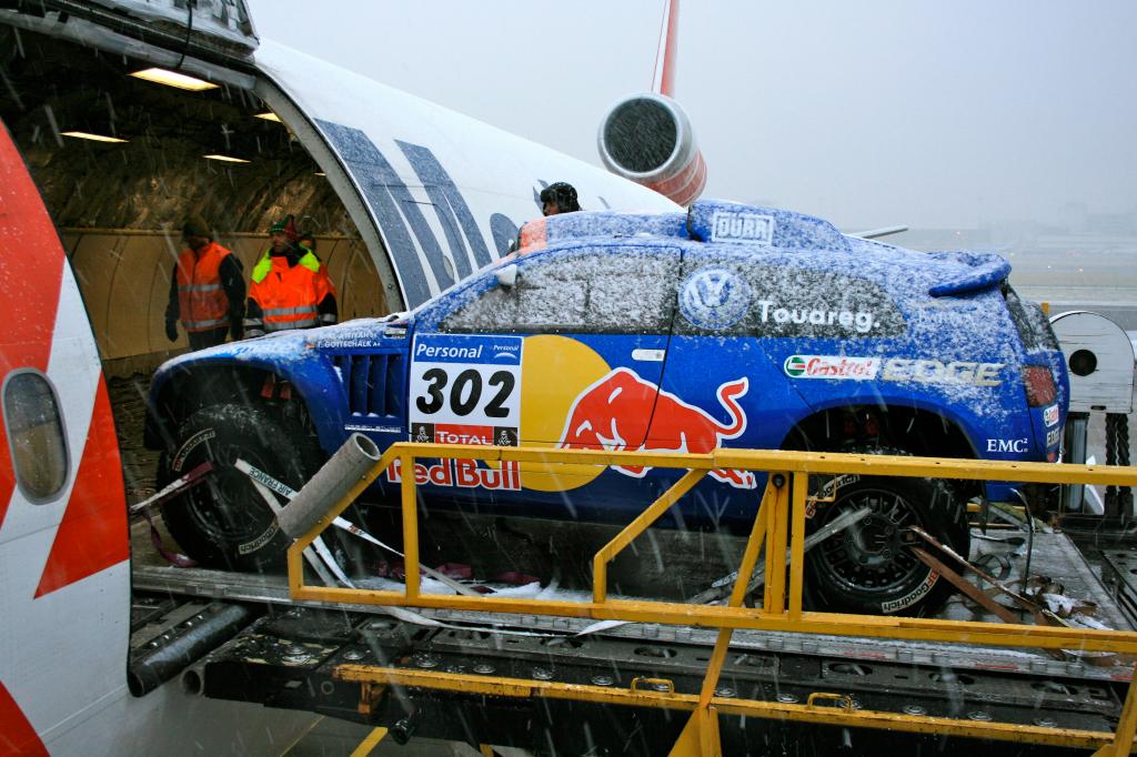 Dakar 2011: Volkswagen schickt Race Touareg per Luftfracht
