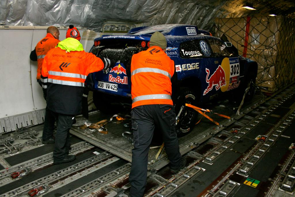 Dakar 2011: Volkswagen schickt Race Touareg per Luftfracht