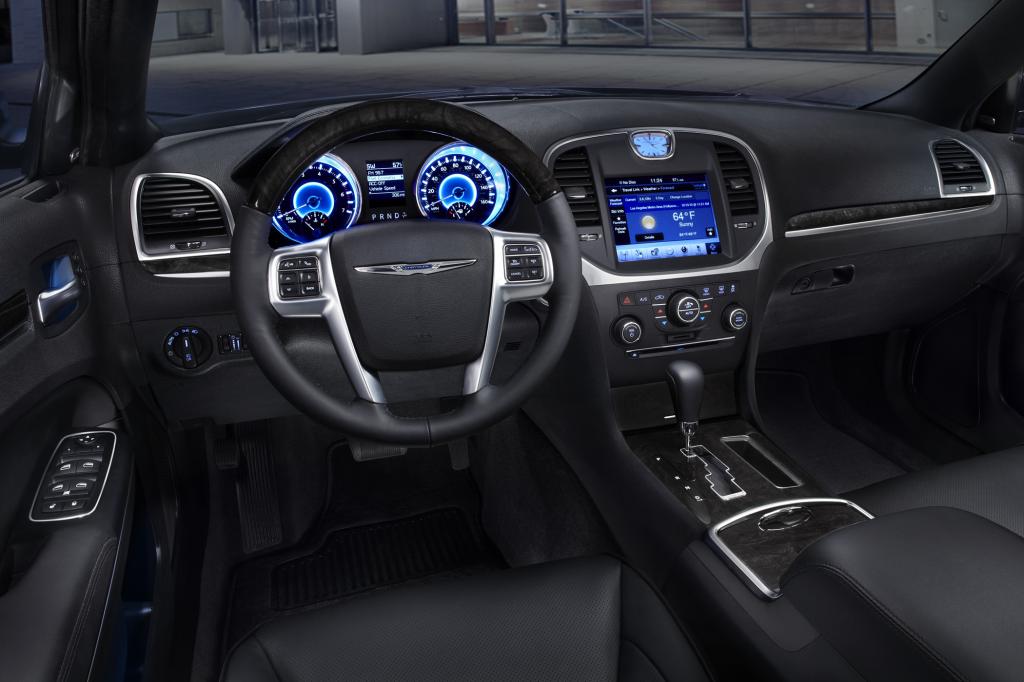 Das Interieur ist in technoides Blau getaucht