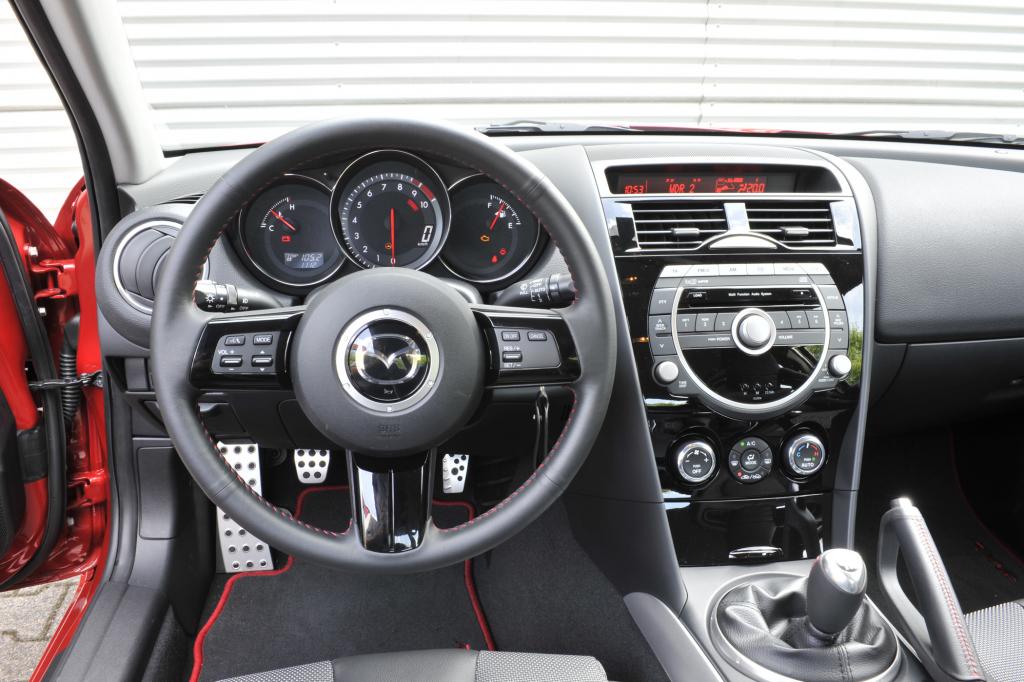 Das sehr sportliche Cockpit mit mittig angeordnetem Drehzahlmesser