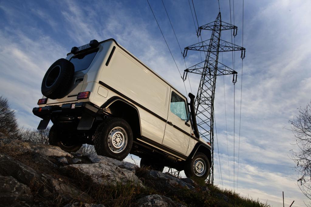 Der Kastenwagen mit verkleideten Heckfenstern wirkt extrem puristisch