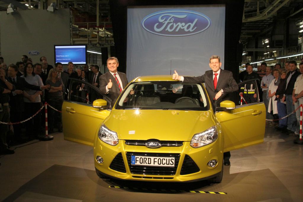 Der Ministerpräsident des Saarlands, Peter Müller und der Vorsitzende der Geschäftsführung der Ford-Werke Bernhard Mattes geben Startschuss für die Produktion des neuen Focus.