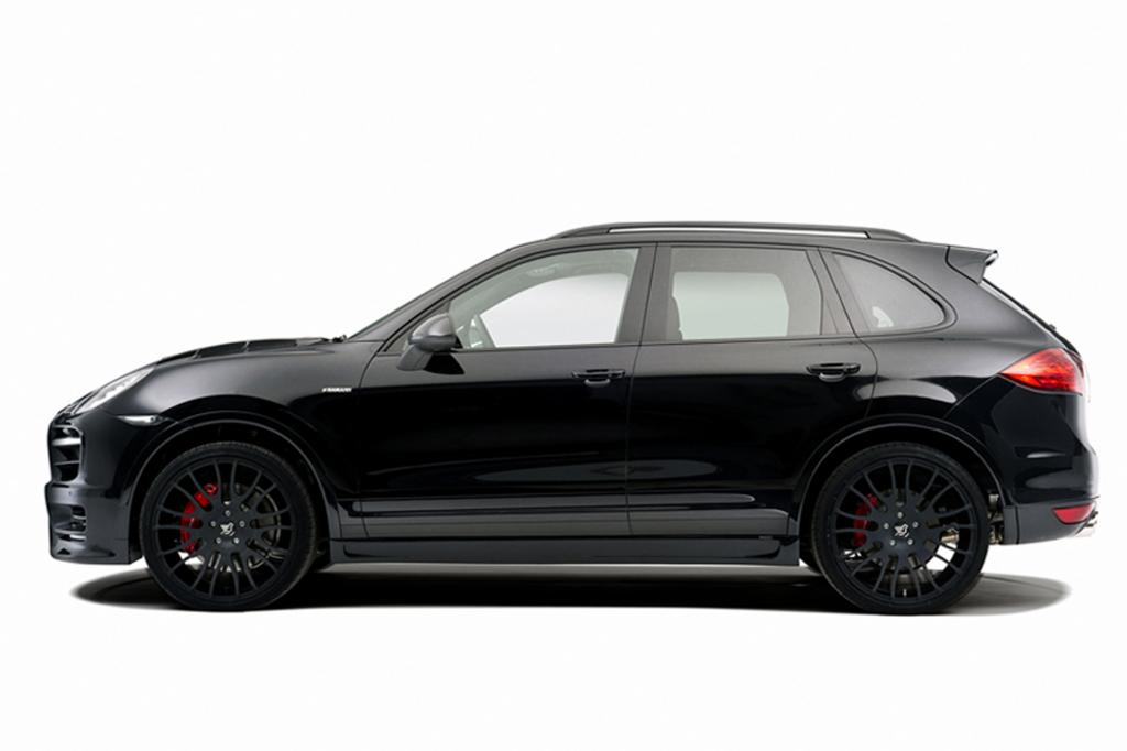Durch die Seitenschweller und 23-Zoll-Räder wirkt der Cayenne bullig