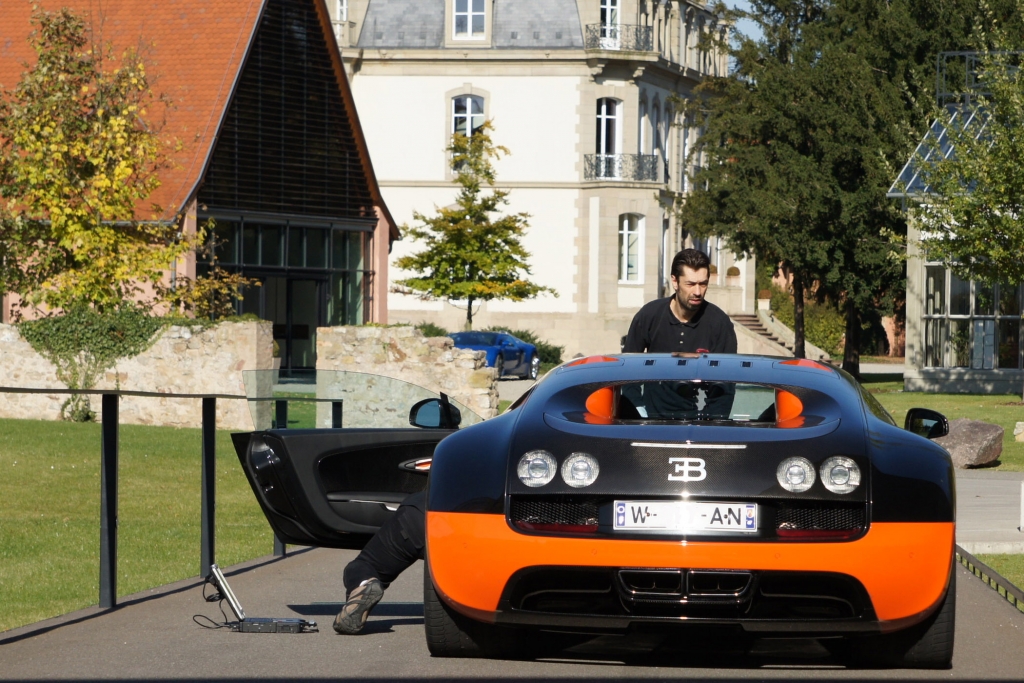 Ein Bugatti 16.4 Veyron Super Sport wird zur Auslieferung vorbereitet.