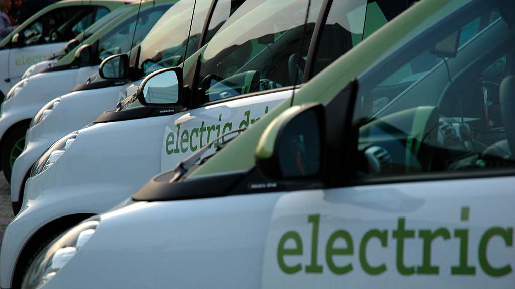 Einige Städte haben die Einfahrverbote in ihre Umweltzonen verschärft, für Elektroautos wie hier Smarts Fortwo Electric Drive gilt das aber nicht. 