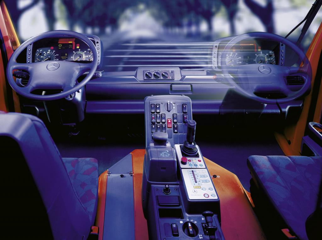 Einmalig und nur beim Mercedes-Benz Unimog Geräteträger (U 300 – U 500) verfügbar: VarioPilot, die Wechsellenkung für den wirtschaftlichen Einmann-Betrieb.