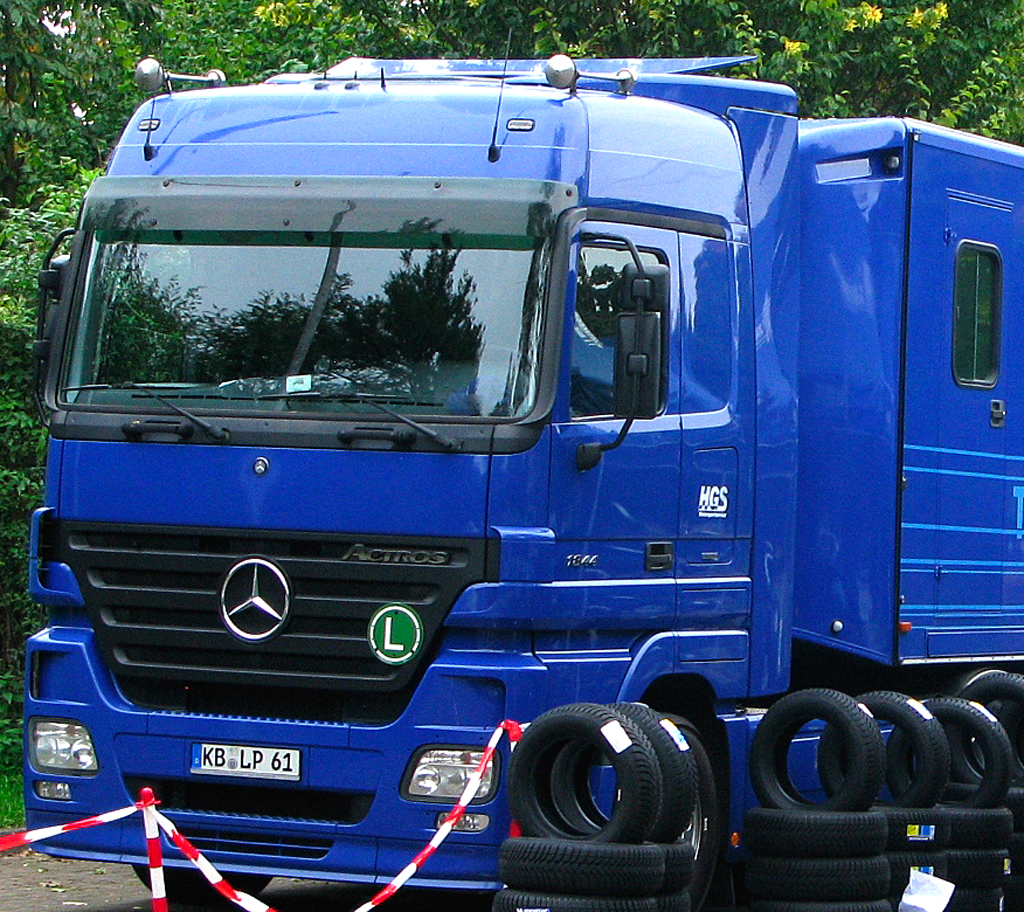 Für neue Lkw über 7,5 Tonnen samt Anhänger ab 3,5 Tonnen ist jetzt eine reflektierende Konturmarkierung vorgeschrieben.