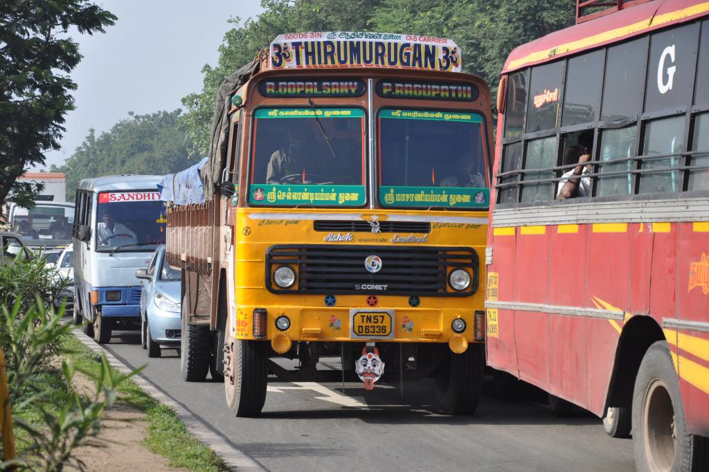 Hunderte von Bussen und Lkw quälen sich über löchrige Landstraßen
