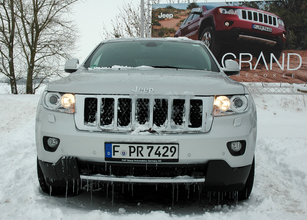 Jeep Grand Cherokee: Blick auf die Front mit den typischen sieben Kühlergrill-Schlitzen.