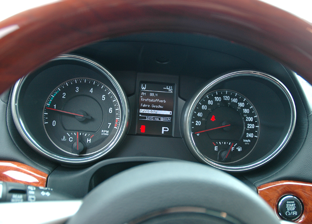 Jeep Grand Cherokee: Blick durch den Lenkradkranz auf die Rundinstrumentierung.