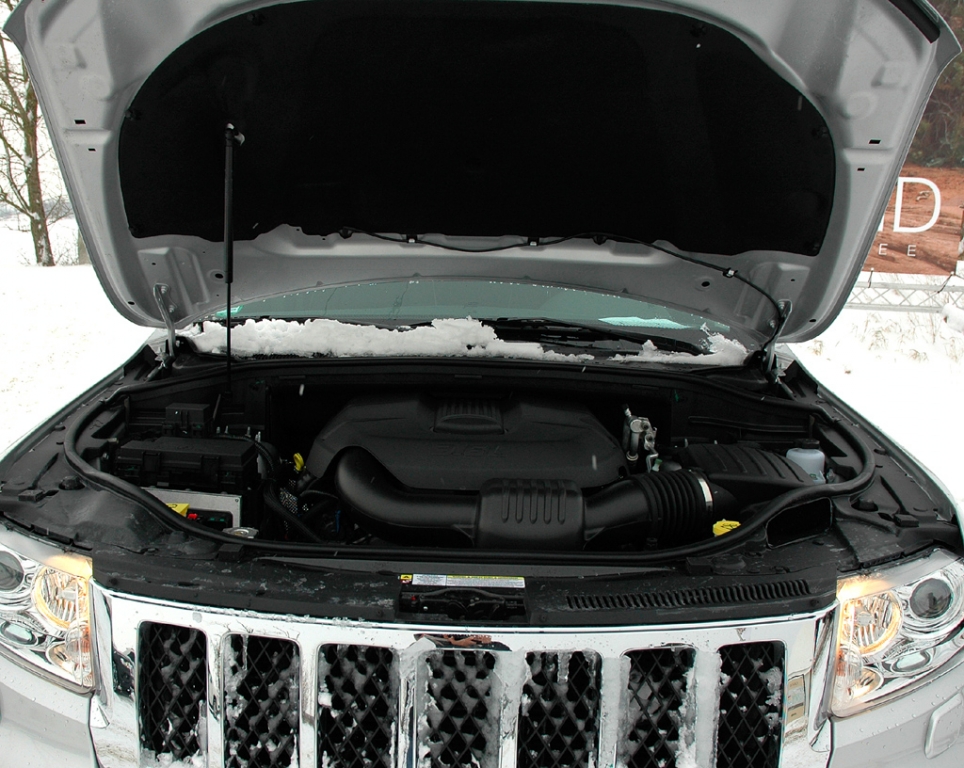 Jeep Grand Cherokee: Blick unter die Motorhaube des kleinen Benziners.