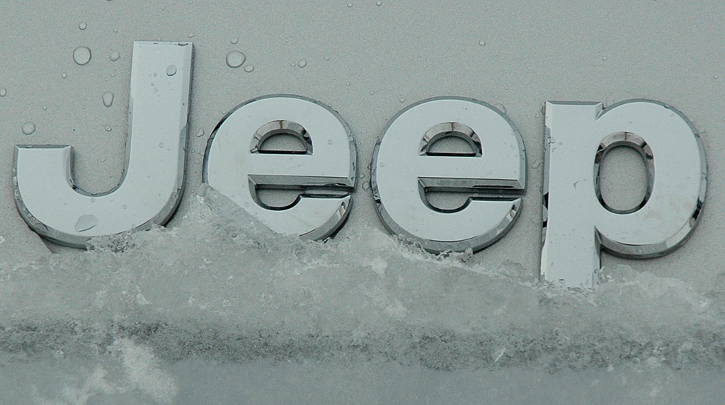 Jeep Grand Cherokee: Der Markenname prangt groß vorn auf der Motorhaube.