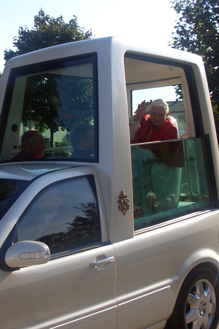 Könnte sich einen Umstieg aufs Elektroauto gut vorstellen: Papst Benedikt XVI. in seinem 