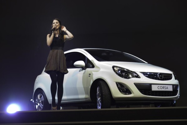 Lena überrascht Opel-Händler mit dem neuen Corsa