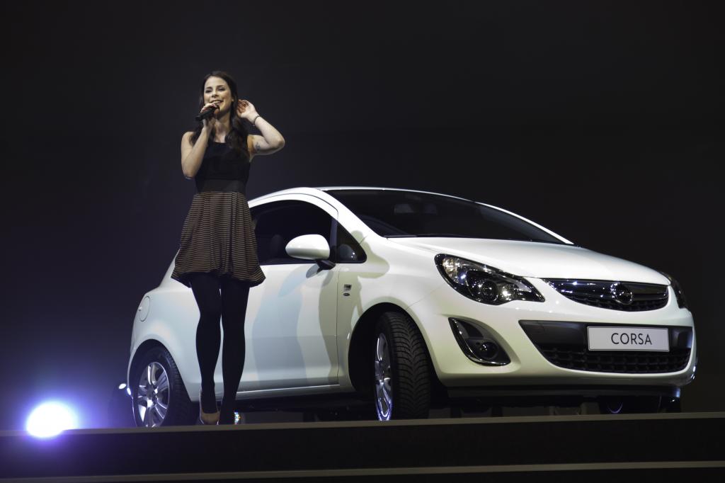 Lena überrascht Opel-Händler mit dem neuen Corsa