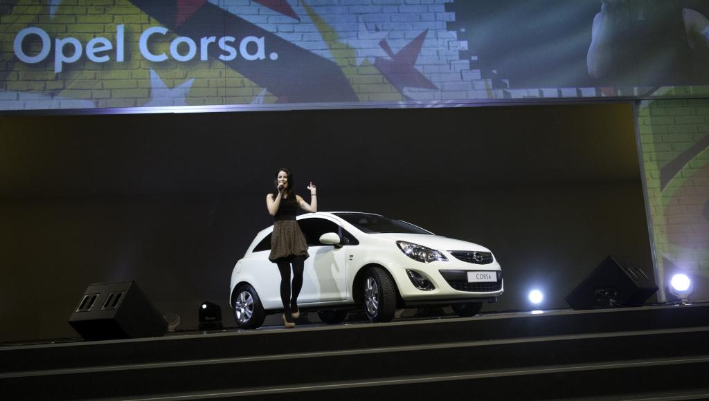 Lena überrascht Opel-Händler mit dem neuen Corsa