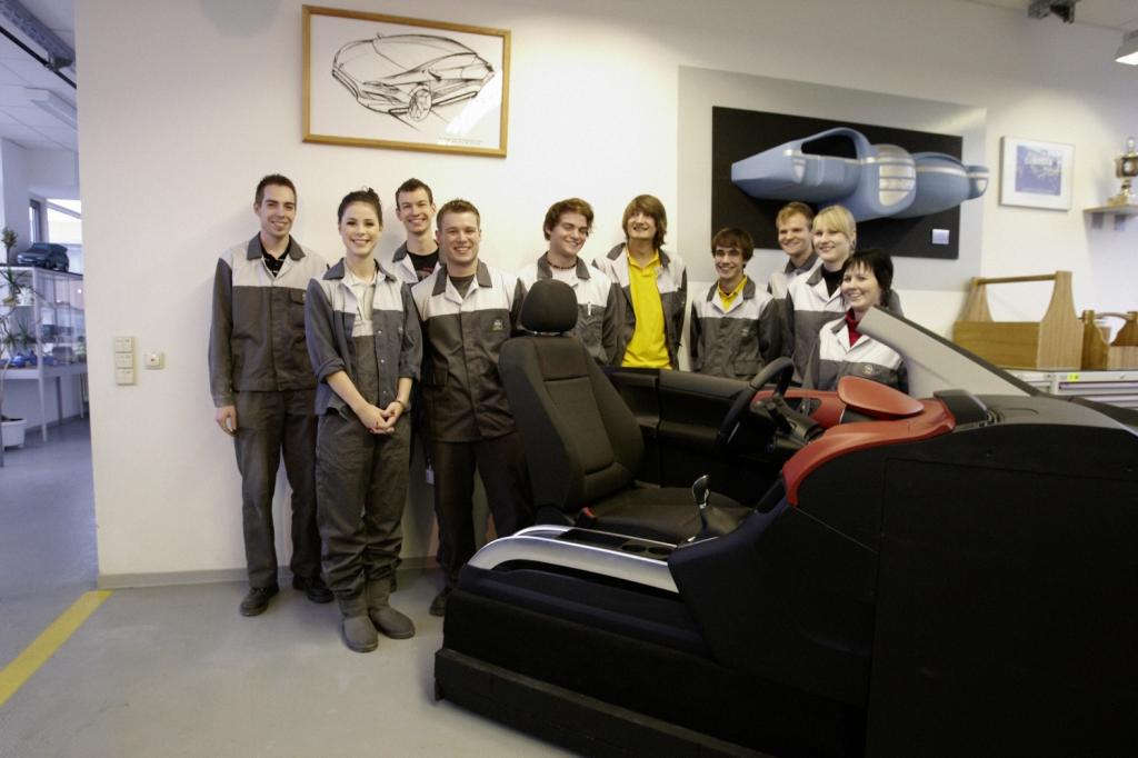 Lena besucht Auszubildende bei Opel
