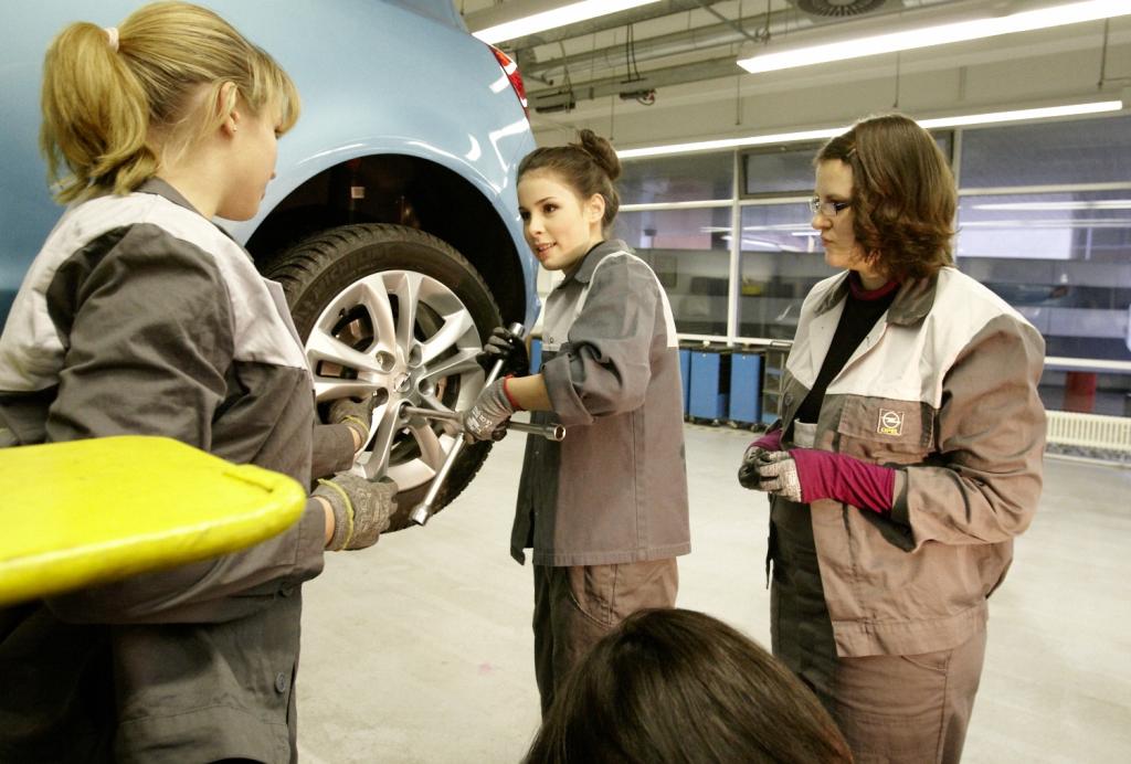 Lena besucht Auszubildende bei Opel