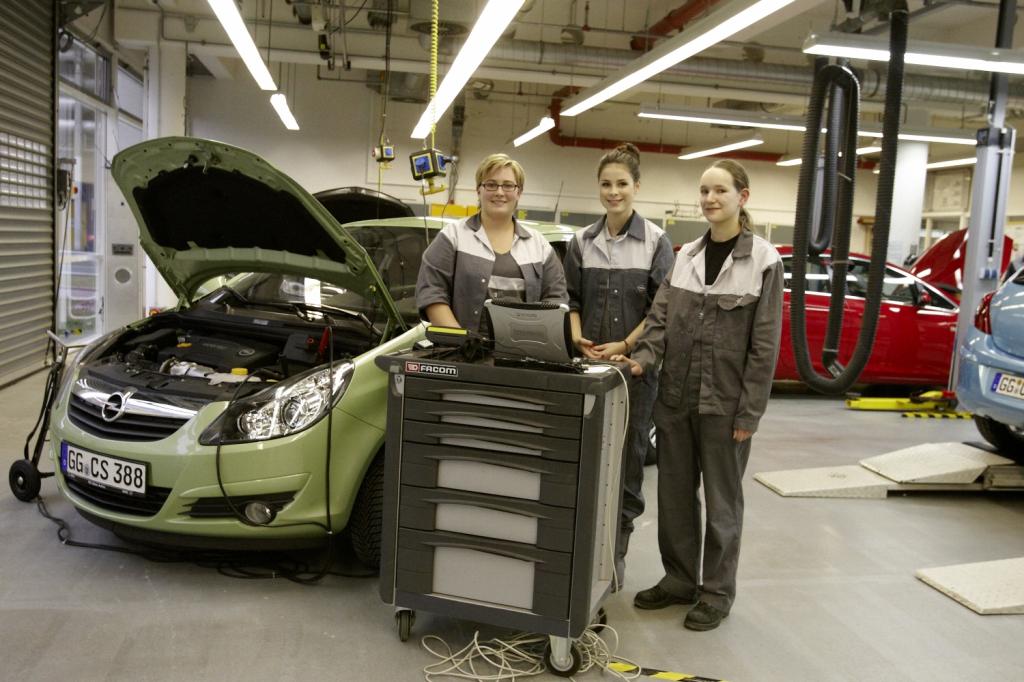 Lena besucht Auszubildende bei Opel