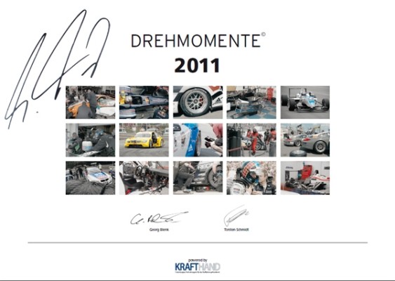 Martin Tomczyk signiert Motorsportkalender für guten Zweck