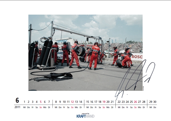 Martin Tomczyk signiert Motorsportkalender für guten Zweck