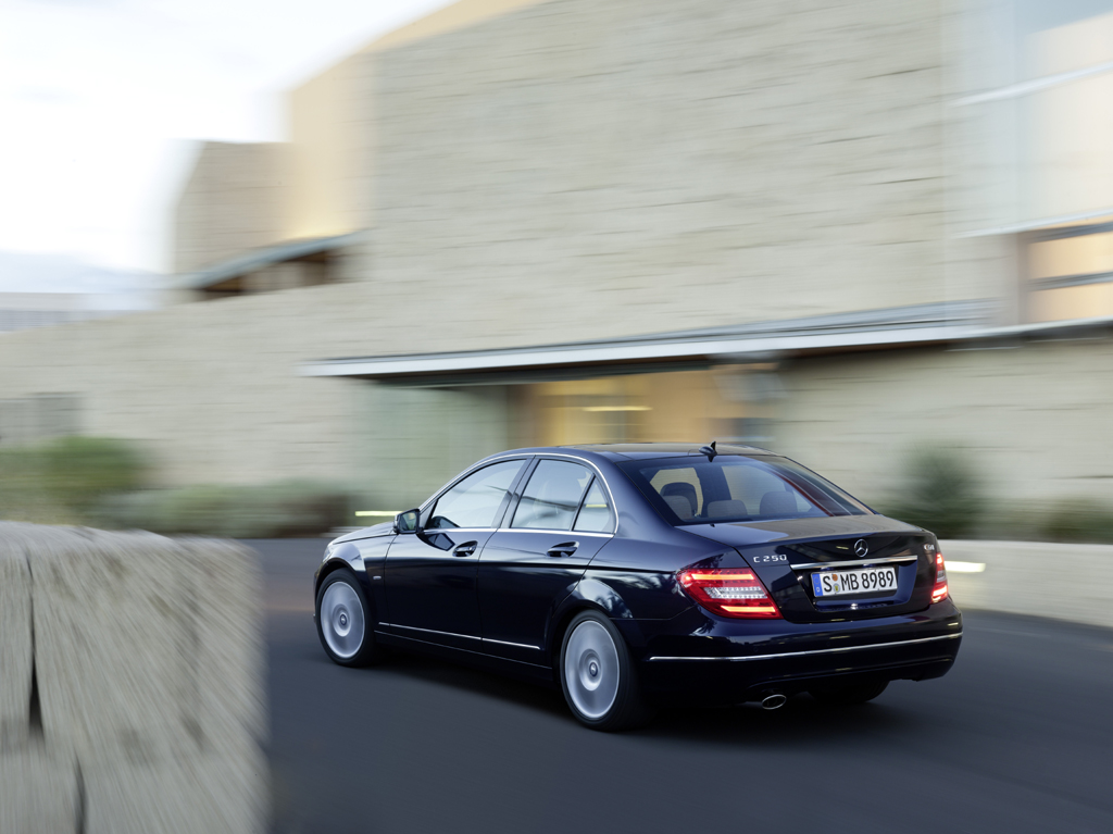 Mercedes-C-Klasse: Heck-/Seitenansicht auf die Limousine.