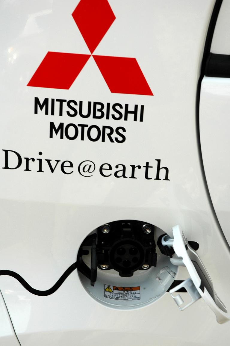 Mitsubishi i-MiEV: Anschluss fürs Normalladen mit Haushaltsstrom. 