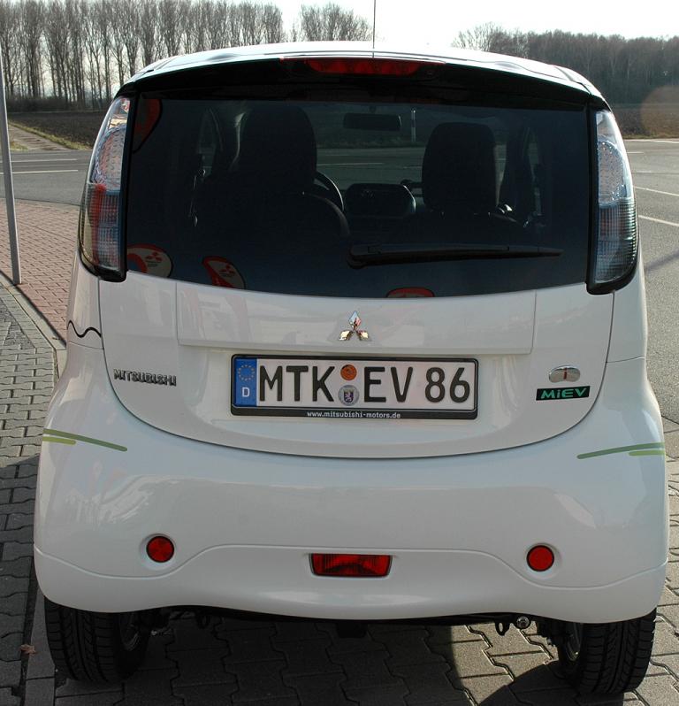Mitsubishi i-MiEV: Blick auf die Heckpartie des Stromers. 