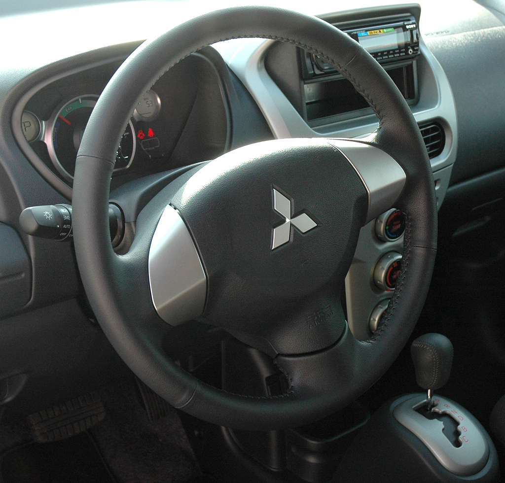 Mitsubishi i-MiEV: Blick ins nüchtern gestaltete Cockpit. 
