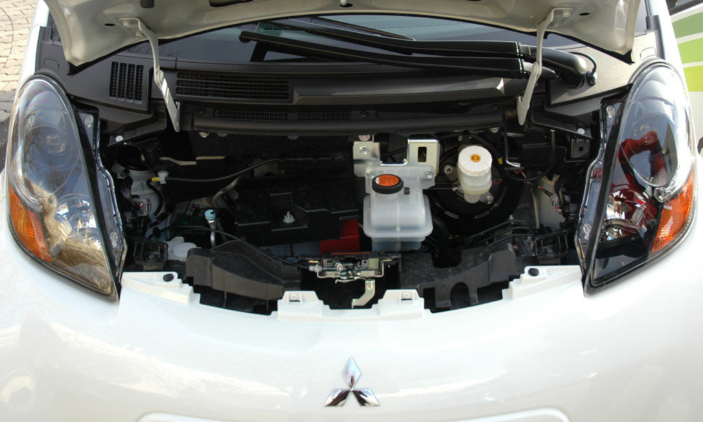 Mitsubishi i-MiEV: Blick unter die Frontklappe. 