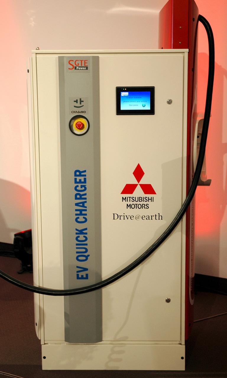 Mitsubishi i-MiEV: Und so sieht eine Schnellladestation mit Hochvoltstrom aus.