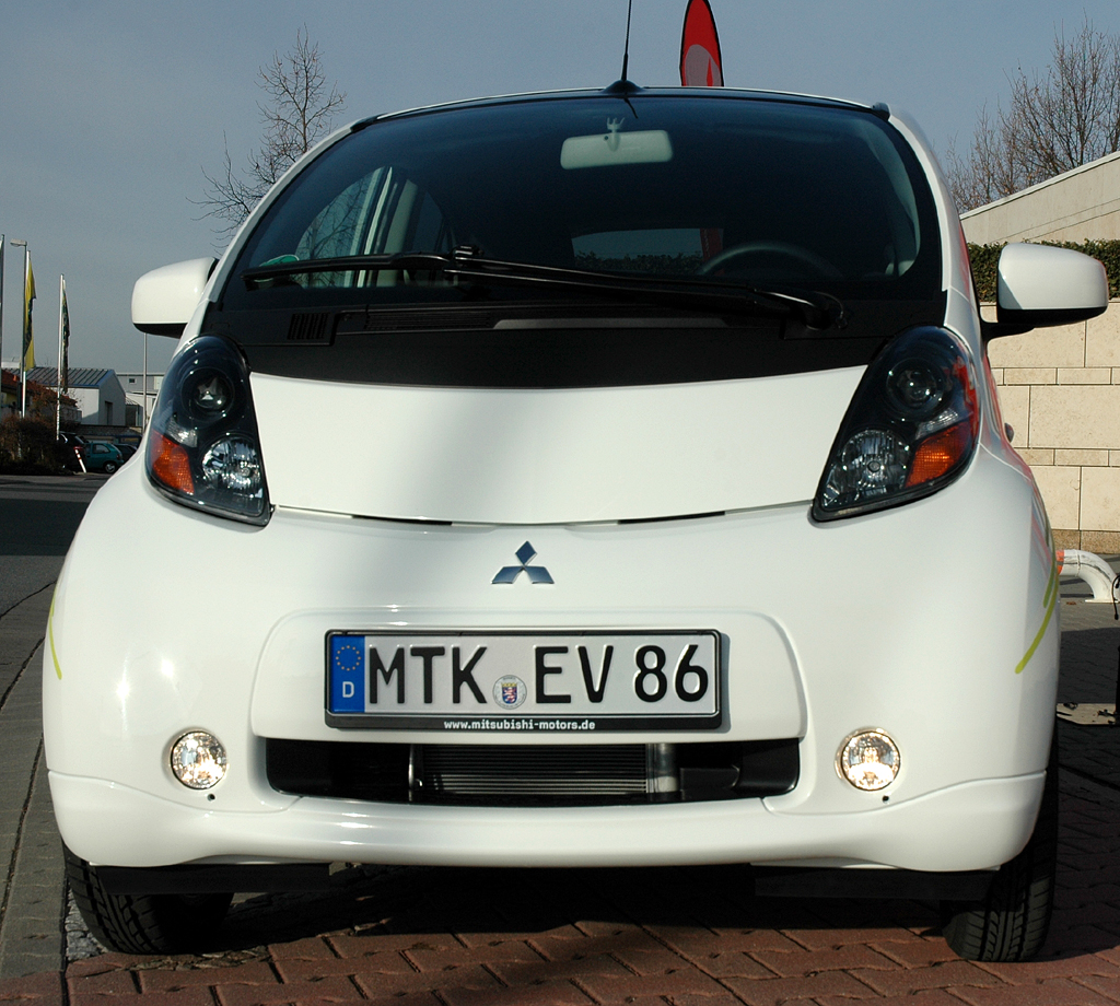 Mitsubishi i-MiEV: Wie das Heck ist auch die Front der Europa-Variante leicht modifiziert. 