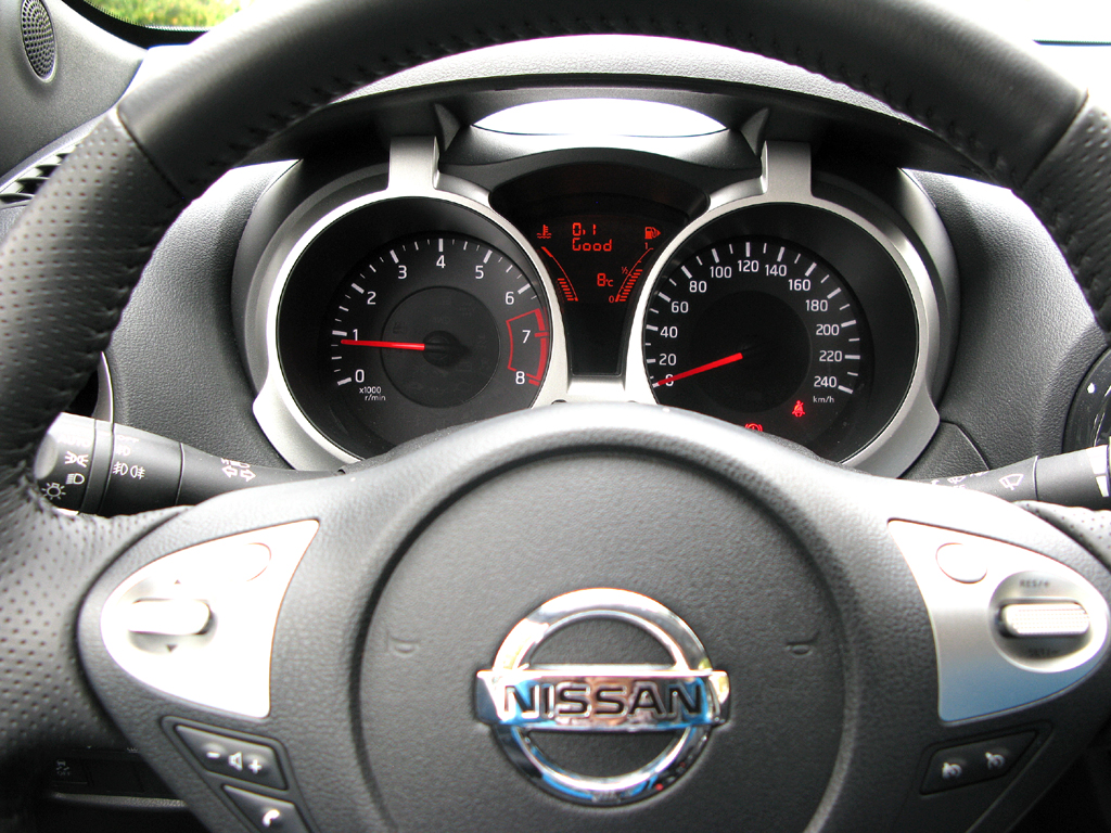 Nissan Juke: Blick durch den Lenkradkranz auf die Rundinstrumentierung. 