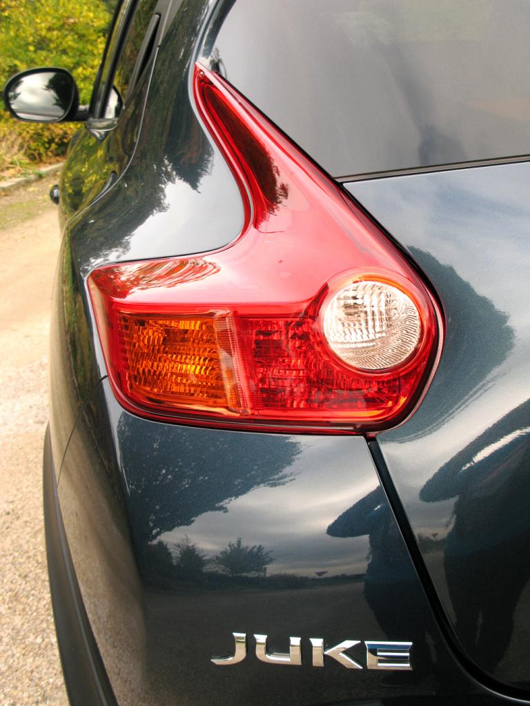 Nissan Juke: Moderne Leuchteinheit hinten mit Modellschriftzug. 