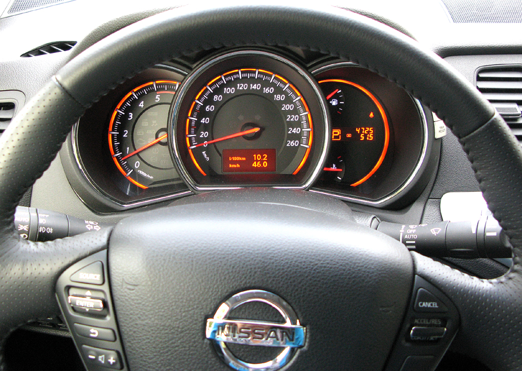 Nissan Murano Diesel: Blick durch den Lenkradkranz auf die Rundinstrumentierung. 
