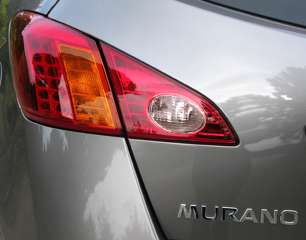 Nissan Murano Diesel: Moderne Leuchteinheit hinten mit Modellschriftzug. 