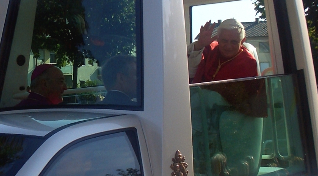 Papst fährt auf E-Mobile ab  