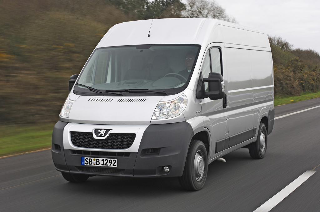 Peugeot Boxer Kastenwagen fährt serienmäßig auf Allwetter-Reifen